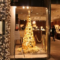 Ginza Tanaka Christmas Tree, adalah pohon Natal yang ditampilkan di sebuah toko perhiasan Ginza Tanaka di Tokyo, Jepang. Pohon Natal seberat 12 kg ini terbuat dari emas asli yang berkilauan. Nilainya mencapai USD 468 ribu atau sekitar Rp 6 miliar. Foto: Istimewa