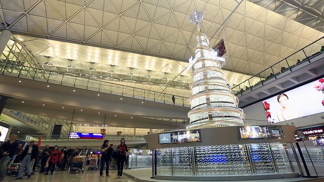 Pohon Natal senilai Rp 25 miliar ini terdapat di bandara Hong Kong. Pohon setinggi 15 meter ini dihiasi tak kurang dari 20 juta kristal Swarovski yang diimpor langsung dari Austria. Foto: Istimewa