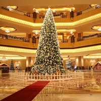 Hotel Emirates Palace di Abu Dhabi pernah menghias area lobinya dengan pohon Natal yang dihiasi berlian, emas, mutiara, safir serta zamrud. Sejumlah perhiasan seperti jam tangan, kalung dan gelang emas pun ditempatkan bersama bola-bola terbuat dari batu mulia tersebut. Harganya pohon Natal ini total mencapai Rp 164 miliar. Foto: Istimewa