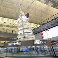 Pohon Natal senilai Rp 25 miliar ini terdapat di bandara Hong Kong. Pohon setinggi 15 meter ini dihiasi tak kurang dari 20 juta kristal Swarovski yang diimpor langsung dari Austria. Foto: Istimewa