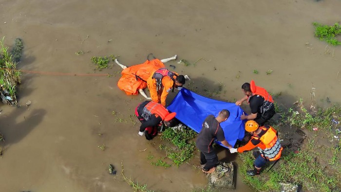 Proses evakuasi mayat tak dikenal di Sungai Progo, 23/12/2021