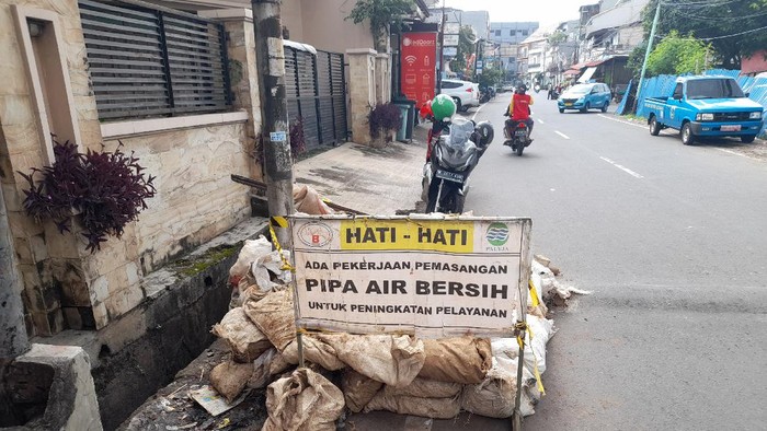 Proyek pemindahan pipa yang sumbat got di Kemanggisan oleh PAM Jaya.