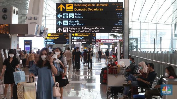 Puluhan penumpang mengantre untul melakukan Check-in di Terminal 3 Keberangkatan, Bandara Soekarno-Hatta, Tangerang, Kamis (23/12/2021). (CNBC Indonesia/Andrean Kristianto)