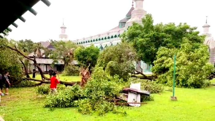 Puting beliung terjang Masjid Al-Markaz Makassar. (dok. Istimewa)