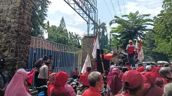Ratusan karyawan PT Kertas Leces Persero menggelar unjuk rasa di depan pabriknya. Aksi ini mempertanyakan hak pesangon yang belum dibayarkan