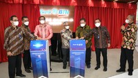 Wakil Komisaris Utama Bank BTN Iqbal Latanro bersama Direktur Distribution and Retail Funding Bank BTN Jasmin, Direktur Compliance and Legal Bank BTN Eko Waluyo, Komisaris Bank BTN Eko D Heri Purwanto, Komisaris Bank BTN Andin Hadiyanto dan Kepala Biro Perekonomian Provinsi Sumatera Utara Naslindo Sirait memencet tombol dalam peresmian Pembukaan Kantor Wilayah IV Bank BTN di Medan, Sumatera Utara, Kamis (23/12).