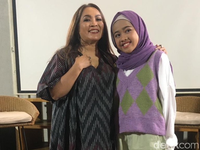 Rieka Roslan saat meluncurkan single baru.