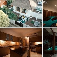 Rumah baru Lesti Kejora dan Rizky Billar pun tak kalah mewah. Rumah yang terdiri dari 2 lantai itu didominasi oleh warna coklat dan putih. Bagian garasinya tampak dipenuhi dengan mobil-mobil mewah koleksi Lesti dan Billar. Sedangkan di bagian belakangnya terdapat fasilitas berupa kolam renang dan meja billiard. Foto: dok. YouTube/AH