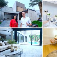 Bak resor berbintang, rumah mewah milik Titi Kamal dan Christian Sugiono ini tampak didominasi dengan interior bergaya modern chic. Ruang keluarga menjadi salah satu area vital yang pembangunannya memakan waktu dua tahun. Di ruang tersebut terdapat sebuah sofa besar berwarna putih yang bisa menampung para anggota keluarganya jika sedang berkumpul bersama. Sedangkan di halaman belakangnya terdapat kolam renang, area gazebo, dan taman. Foto: dok. YouTube/Titi dan Tian
