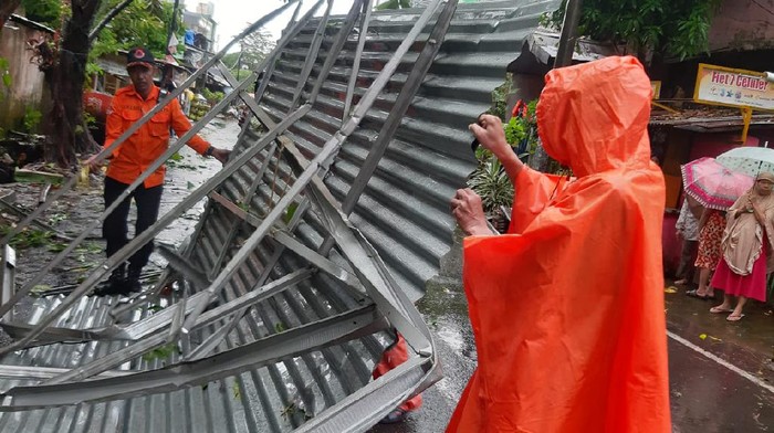 Rumah warga rusak akibat angin puting beliung di Makassar