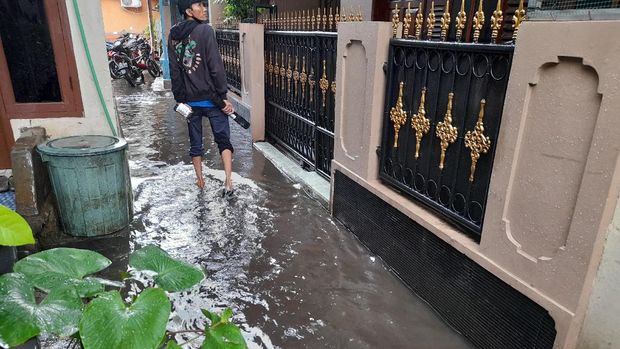 Saluran air belum jadi, permukiman di Kemanggisan tegenang, Kamis (13/12/2021).