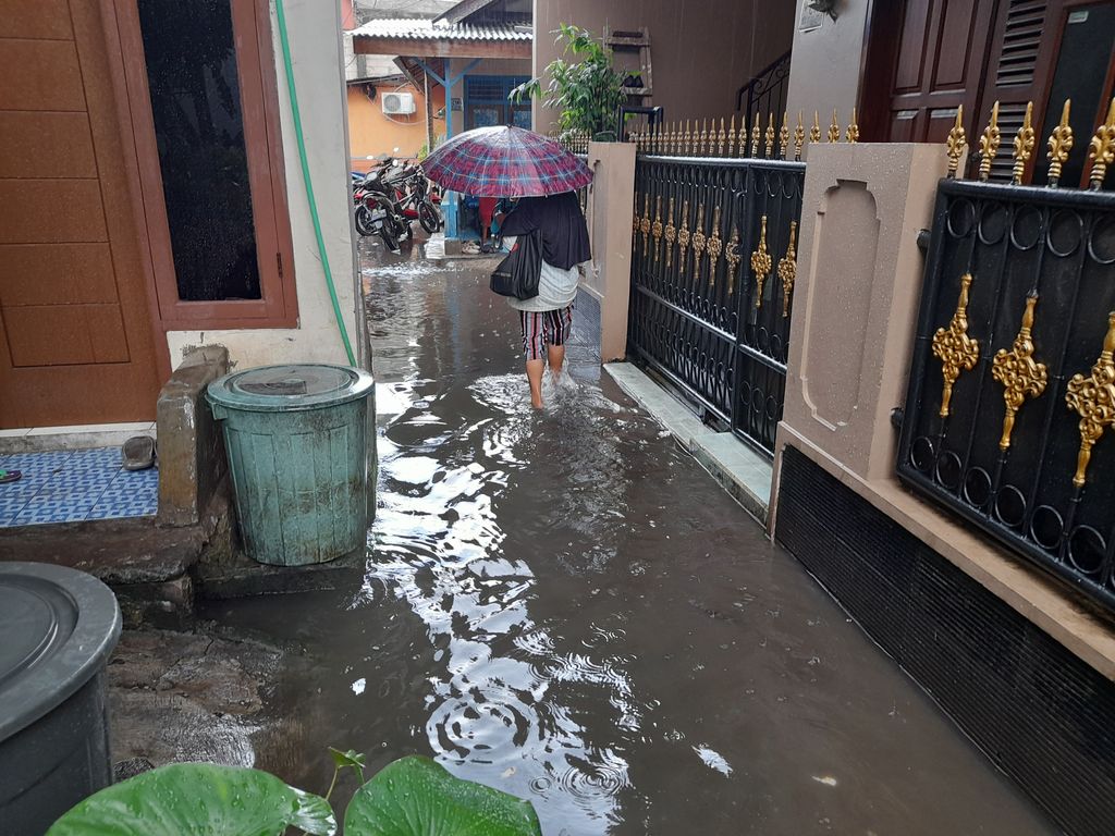 Saluran air belum jadi, permukiman di Kemanggisan tegenang, Kamis (13/12/2021).