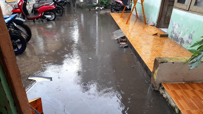 Saluran air belum jadi, permukiman di Kemanggisan tegenang, Kamis (13/12/2021).