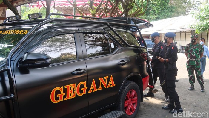 Satbrimob Polda DIY melakukan sterilisasi di Gereja HKTY Ganjuran, Bambanglipuro, Bantul. Kamis (23/12/2021).