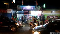 Kedai atau warung makan sate rembiga Bu Ririn ini selalu ramai. Loihat saja tuh. Nggak berhenti orang lalu lalang keluar masuk kedainya. Belum lagi layanan pemesanan lewat aplikasi seperti gofood dan sebagainya. Kita juga bisa melihat secara langsung proses pembuatan sate rembiga itu di depan gerainya. Para pegawai juga terlihat sedang sibuk membakar sate karena suasana kala itu benar-benar sedang ramai.