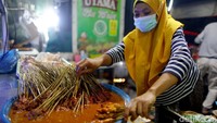 Sate rembiga terbuat dari daging sapi yang dilumuri bumbu aneka rempah. Setelah itu dibakar di atas api arang. Uniknya sate rembiga disajikan tanpa siraman sambal, tak seperti sate khas Madura atau jenis sate lainnya.