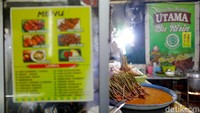Warung ini diketahui sudah berdiri sejak tahun 1989 atau sejak 32 tahun lalu. Tim detikFood bertemu langsung dengan pemiliknya yaitu Ririn. Selain menjelaskan sejarah awal mula berjualan, Ririn juga bercerita kalau sate rembiga ini memiliki cita rasa pedas manis yang khas.