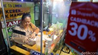 Satu lagi, sang pemilik, Ibu Ririn juga mengatakan selama dibukanya Sirkuit Mandalika, omzet Sate Rembiga Utama Bu Ririn ini mengalami peningkatan. Dari pagi sampai malam warung makannya itu selalu penuh. Ia pun bersyukur jadi merasa terbantu setelah kemarin omzetnya berkurang karena pandemi.