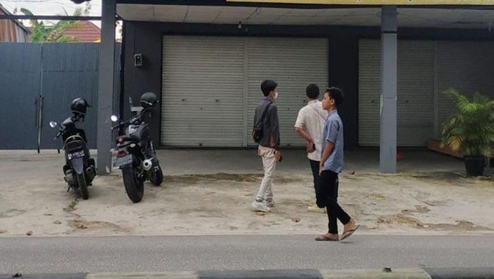Satu rumah makan di Jl Pemuda Kecamatan Mentawa Baru Ketapang, Sampit yang digeledah polisi terkait penangkapan tiga terduga teroris. (Foto: ANTARA/Norjani)