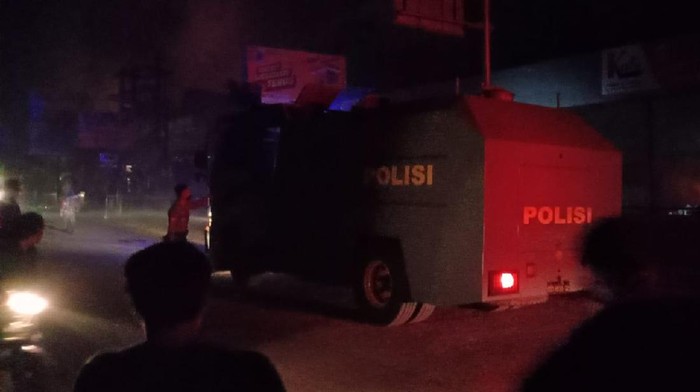 Sekitar 10 damkar dan water cannon dikerahkan untuk padamkan api di Pasar Kroya, Cilacap, Kamis (23/12/2021).
