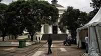 Pantauan di lapangan, terlihat sejumlah umat Kristen melakukan persiapan Natal di gereja tersebut.