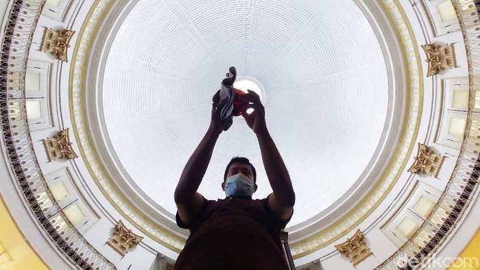 Beragam persiapan Natal dilakukan di Gereja Immanuel, Jakarta. Persiapan yang dilakukan di antaranya memasang pohon Natal dan pernak-pernik di kawasan gereja.