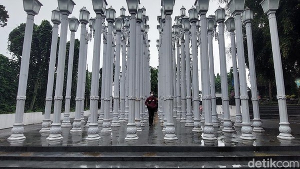 M Ryan Dwi Saputra dari IABF Law Firm menegaskan kliennya dari ahli waris Chris Burden, Nancy J Rubins, mengaku puas dengan keputusan pengadilan di Mahkamah Agung. (Wisma Putra/detikcom) M Ryan Dwi Saputra dari IABF Law Firm menegaskan kliennya dari ahli waris Chris Burden, Nancy J Rubins, mengaku puas dengan keputusan pengadilan di Mahkamah Agung. (Wisma Putra/detikcom)