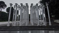 Selain itu, segala bentuk merchandise maupun properti lainnya yang terdapat tulisan dan gambar Love Light juga harus dimusnahkan. (Wisma Putra/detikcom)