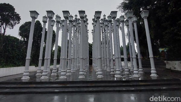 Selain itu, segala bentuk merchandise maupun properti lainnya yang terdapat tulisan dan gambar Love Light juga harus dimusnahkan. (Wisma Putra/detikcom) Selain itu, segala bentuk merchandise maupun properti lainnya yang terdapat tulisan dan gambar Love Light juga harus dimusnahkan. (Wisma Putra/detikcom)