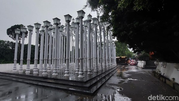 Keputusan hakim itu dibacakan pada 13 Desember dalam putusan perkara Nomor 1138 K/Pdt.Sus-HKI/2021 jo. No.31/Pdt.Sus-Hak Cipta/2020/PN.Niaga.Jkt.Pst. Dalam putusan itu disebutkan instalasi Love Light, harus dimusnahkan dalam waktu selambat-lambatnya 30 hari kerja sejak putusan berkekuatan hukum tetap. (Wisma Putra/detikcom) Keputusan hakim itu dibacakan pada 13 Desember dalam putusan perkara Nomor 1138 K/Pdt.Sus-HKI/2021 jo. No.31/Pdt.Sus-Hak Cipta/2020/PN.Niaga.Jkt.Pst. Dalam putusan itu disebutkan instalasi Love Light, harus dimusnahkan dalam waktu selambat-lambatnya 30 hari kerja sejak putusan berkekuatan hukum tetap. (Wisma Putra/detikcom)