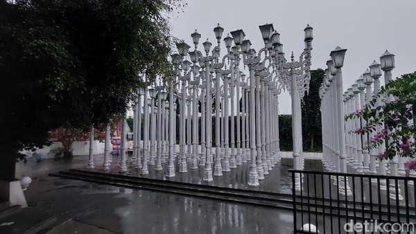 Salah satu instalasi di Rabbit Town yang bernama Love Light disebut melanggar hak cipta dan meniru instalasi seni Urban Light ciptaan seniman Chris Burden yang terpajang di Los Angeles County Museum of Art, Amerika Serikat. (Wisma Putra/detikcom)