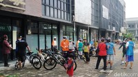 Ada juga komunitas pesepeda yang berkegiatan di sini. Mumpung bebas kendaraan bermotor, masyarakat Bekasi leluasa untuk melakukan kegiatan di area seluas 52.000 meter persegi ini. (Tiara Rosana/detikTravel)