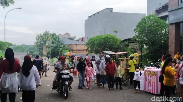 Menariknya lagi, kawasan ini ramai dengan pedagang jajanan yang siap sedia mengisi perut para pengunjung yang lapar sehabis berolahraga. Terlihat belasan gerobak berbaris rapi dengan etalase yang penuh makanan. (Tiara Rosana/detikTravel) Menariknya lagi, kawasan ini ramai dengan pedagang jajanan yang siap sedia mengisi perut para pengunjung yang lapar sehabis berolahraga. Terlihat belasan gerobak berbaris rapi dengan etalase yang penuh makanan. (Tiara Rosana/detikTravel)
