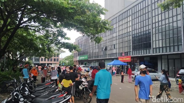 Setiap hari Minggu pagi, kawasan ini memang menerapkan Car Free Day (CFD) alias membatasi lalu lalang kendaraan. Mobil atau motor diwajibkan parkir di depan pintu gerbang. Momen itu pun dimanfaatkan warga untuk beraktivitas. (Tiara Rosana/detikTravel) Setiap hari Minggu pagi, kawasan ini memang menerapkan Car Free Day (CFD) alias membatasi lalu lalang kendaraan. Mobil atau motor diwajibkan parkir di depan pintu gerbang. Momen itu pun dimanfaatkan warga untuk beraktivitas. (Tiara Rosana/detikTravel)