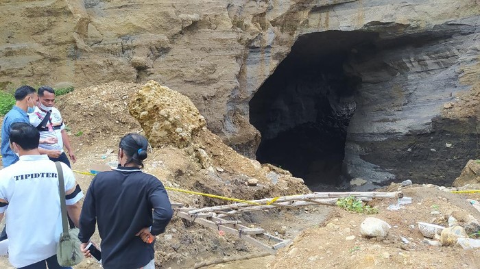 Seorang warga tewas tertimbun longsoran galian pasir ilegal di Cirebon.