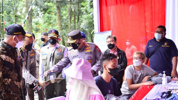 Sigit saat mengecek langsung penegakan prokes di lokasi wisata (Foto: Istimewa)