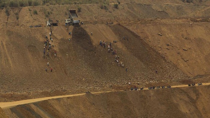 FILE - In this March 22, 2015 photo jade pickers scavenge for scrap jade on a hillside in the Hpakant area of Kachin state, northern Myanmar. A landslide at a remote jade mine in northern Myanmars Kachin state Wednesday, Dec. 22, 2021, left dozens of people missing and a search and rescue operation was underway, rescue officials said. (AP Photo, File)
