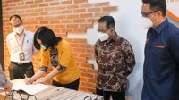 (Ki-ka) Direktur PT Soho Industri Pharmasi, Kalista Utama menandatangani perpanjangan perjanjian penggunaan tanah industri disaksikan oleh Direktur Operasional PT JIEP, Beta S Winarto dan Direktur Utama PT JIEP, Landi Rizaldi Mangaweang di Graha Dayaguna PT JIEP.