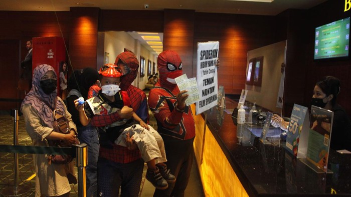 Relawan berkostum tokoh animasi spiderman mengajak anak yatim untuk menonton film di bioskop salah satu pusat perbelanjaan di Solo Baru, Sukoharjo, Jawa Tengah, Kamis (23/12/2021). Aksi tersebut digelar sebagai trauma healing untuk menghibur anak yatim yang orang tuanya meninggal akibat COVID-19. ANTARAFOTO/Maulana Surya/hp.