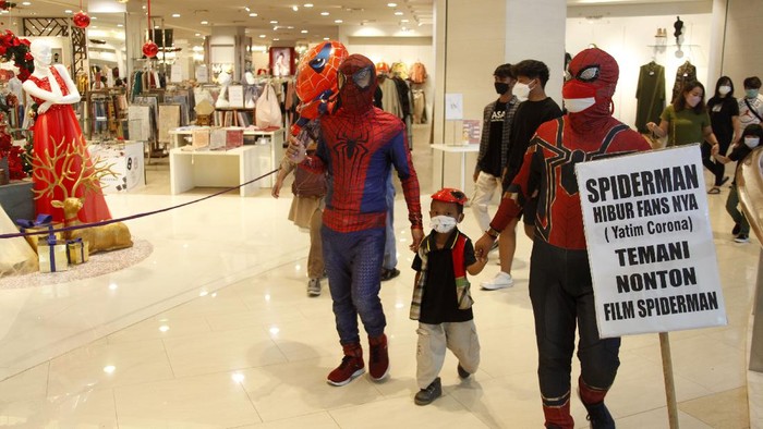 Spiderman Hibur Anak Yatim Relawan berkostum tokoh animasi spiderman mengajak anak yatim untuk menonton film di bioskop salah satu pusat perbelanjaan di Solo Baru, Sukoharjo, Jawa Tengah, Kamis (23/12/2021). Aksi tersebut digelar sebagai trauma healing untuk menghibur anak yatim yang orang tuanya meninggal akibat COVID-19. ANTARAFOTO/Maulana Surya/hp.