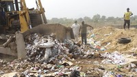 Begini proses penghancuran jutaan dosis vaksin COVID-19 yang kadaluwarsa di Nigeria pada Rabu (22/12/2021) waktu setempat.