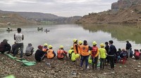Seorang anggota tim penyelamat setempat, Ko Nyi, menuturkan bahwa tanah longsor melanda pada pagi-pagi buta sekitar pukul 04.00 waktu setempat.
