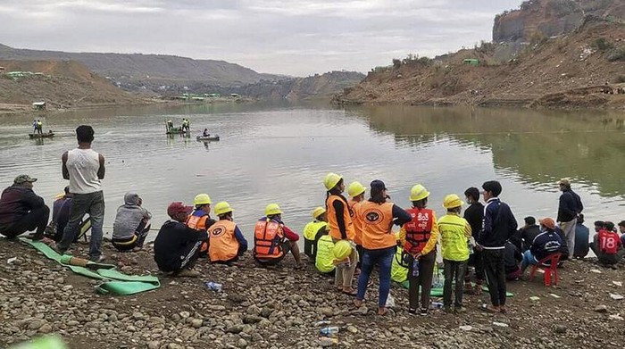 Tambang Batu Giok di Myanmar Longsor, Puluhan Orang Hilang Tanah longsor melanda sebuah tambang batu giok di wilayah Myanmar bagian utara. Sedikitnya satu orang tewas dan puluhan orang lainnya dilaporkan hilang. (AP Photo)