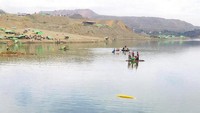 Dia menambahkan bahwa sekitar 200 petugas penyelamat tengah melakukan pencarian korban di antara timbunan longsor. Beberapa petugas penyelamat menggunakan perahu atau kapal untuk mencari korban yang mungkin tenggelam di danau yang ada di dekat lokasi tambang.