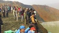 Sementara itu diketahui batu giok senilai miliaran dolar diyakini digali setiap tahunnya dari lereng bukit yang sudah gundul.
