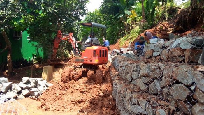 Tanggul jebol di Pondok Petir, Depok, diperbaiki. (Foto: Dok. Situs resmi Depok)