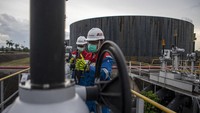 Pekerja PT Pertamina Hulu Rokan mengontrol kerangan pipa minyak yang menuju tangki pengumpul produksi minyak (Tank Farm) di Blok Rokan, Dumai, Riau.