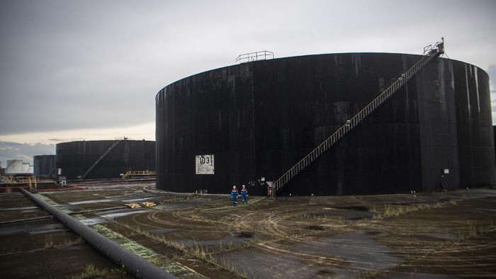 Tangki Penampungan Minyak Terbesar di Indonesia Pekerja PT Pertamina Hulu Rokan mengecek saluran pipa minyak yang menuju tangki pengumpul produksi minyak (Tank Farm) di Blok Rokan, Dumai, Riau, Rabu (22/12/2021). Tank Farm milik PT Pertamina Hulu Rokan tersebut merupakan fasilitas penampungan minyak terbesar di Indonesia dengan kapasitas mencapai 5 juta Barel. ANTARA FOTO/Nova Wahyudi/rwa.