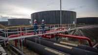 Pekerja PT Pertamina Hulu Rokan memeriksa saluran pipa minyak yang menuju tangki pengumpul produksi minyak (Tank Farm) di Blok Rokan, Dumai, Riau.