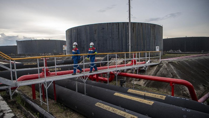 Tangki Penampungan Minyak Terbesar di Indonesia Pekerja PT Pertamina Hulu Rokan mengecek saluran pipa minyak yang menuju tangki pengumpul produksi minyak (Tank Farm) di Blok Rokan, Dumai, Riau, Rabu (22/12/2021). Tank Farm milik PT Pertamina Hulu Rokan tersebut merupakan fasilitas penampungan minyak terbesar di Indonesia dengan kapasitas mencapai 5 juta Barel. ANTARA FOTO/Nova Wahyudi/rwa.